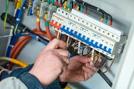 Elektricien Gorinchem bezig met installeren en controleren van meterkast en groepen voor veilige elektriciteit