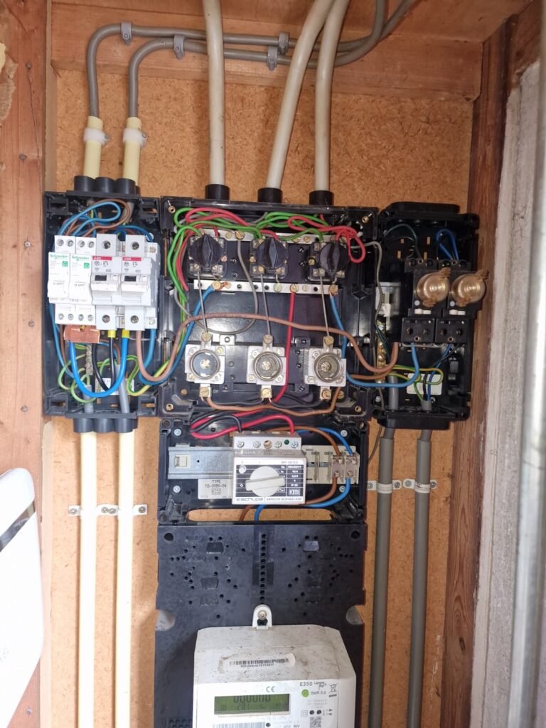 Elektricien Gorinchem van Nourklusbedrijf installeert en controleert meterkast