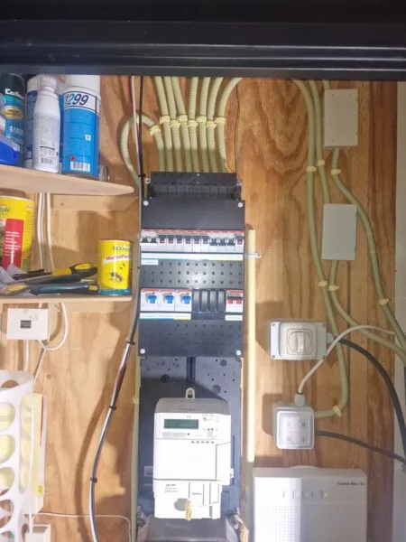 Meterkast met moderne groepenkast en elektrische installatie in een woning