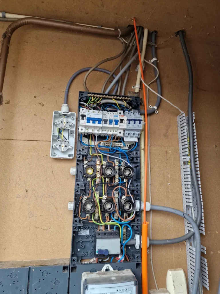 Open groepenkast met bekabeling en installatie door een elektricien in Gorinchem