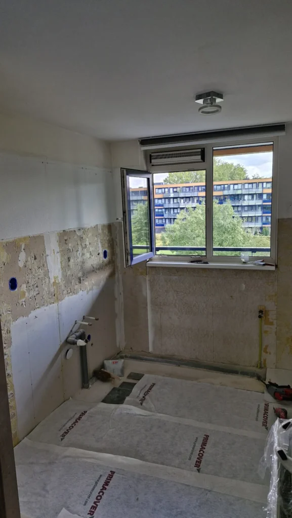 Keuken in renovatie in Gorinchem met voorbereid leidingwerk, open raam en ruimte klaar voor verdere afwerking