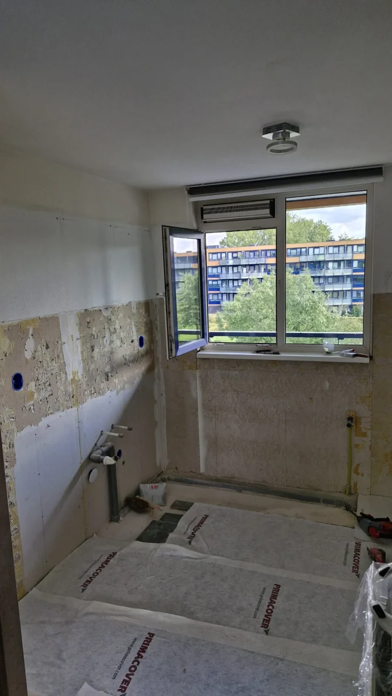 Keuken in renovatie in Gorinchem met voorbereid leidingwerk, open raam en ruimte klaar voor verdere afwerking