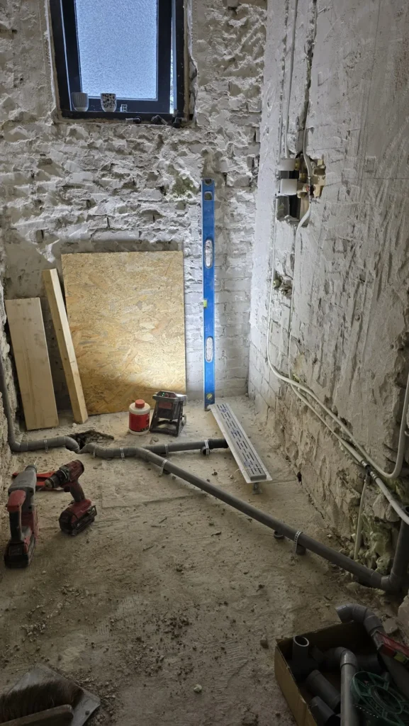 Badkamerrenovatie in Gorinchem met sloopwerk, leidingen en voorbereiding
