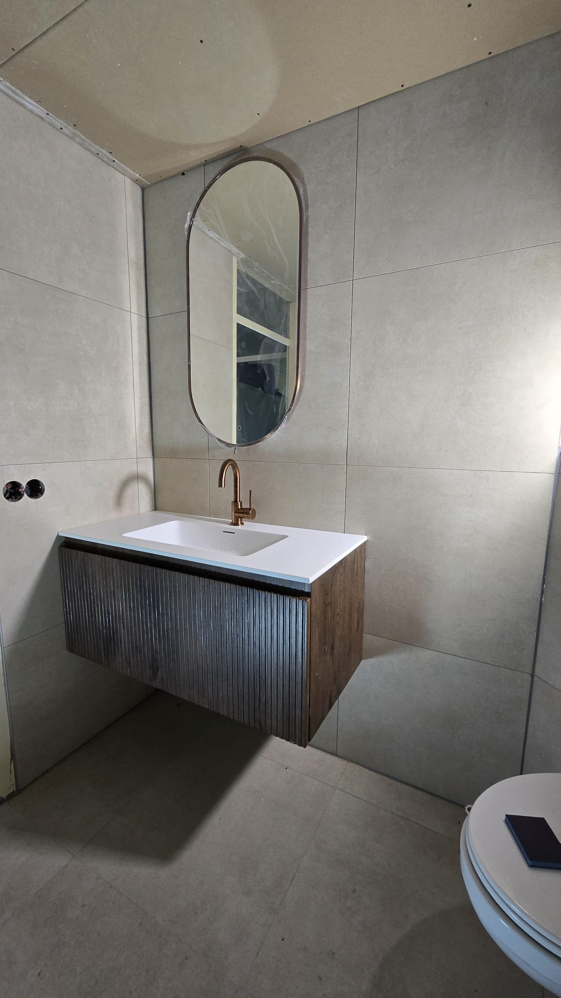 Renovatie Gorinchem door Nourklusbedrijf met moderne badkamer en wandafwerking