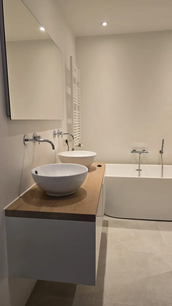 Moderne badkamer met strakke wandafwerking en professioneel schilderwerk in Gorinchem