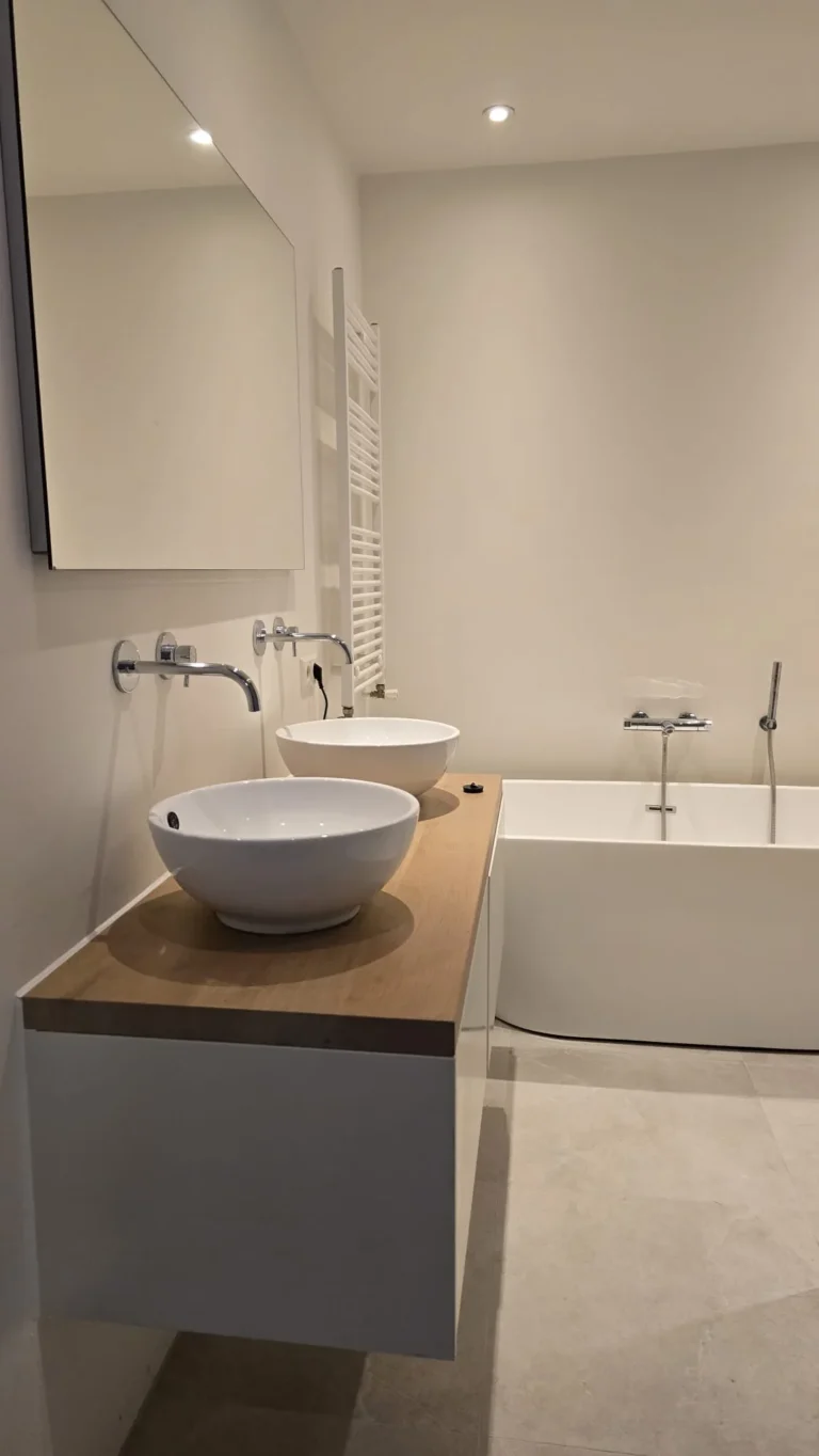 Moderne badkamer met strakke wandafwerking en professioneel schilderwerk in Gorinchem