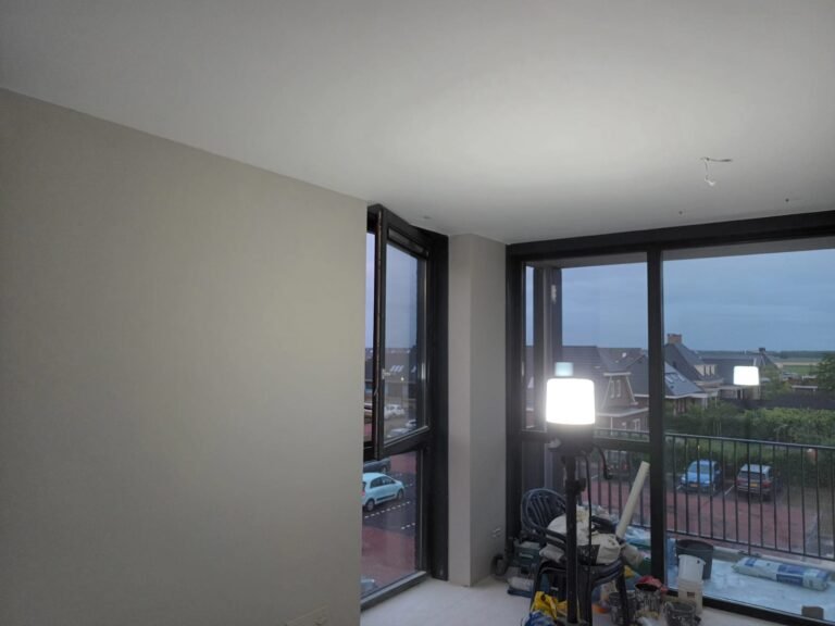 Stukadoor Gorinchem van Nourklusbedrijf brengt strak stucwerk aan op muur